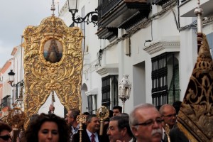 El Simpecado de La Palma a su paso por las calles de Almonte / Foto: Celia HK