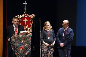  El conductor de la gala nombra a los ganadores en presencia de los anteriores padrinos.