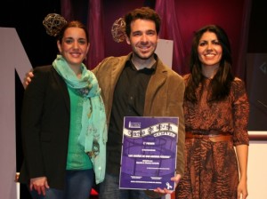 El ganador del certamen de cortos, Agustín Montes, recogiendo su premio.