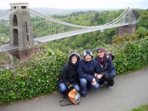 Elena Cano, junto a su hermano y su cuñada, ante el emblemático Suspension Bridge, uno de los símbolos de Bristol, y detrás el bosque Asthon Court.