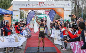 EmEmilio Martín, en la meta tras ganar en Sevilla.ilio Martín entró destacado en la meta.