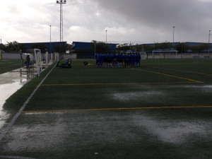 Los albiazules tuvieron que entrenarse en un campo anexo de césped sintético. / Foto: P. G.