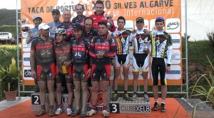 El equipo onubense, en la tercera plaza del podio en Silves.