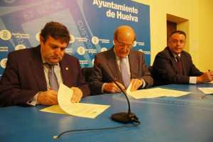 Firma del convenio entre la UHU y el Ayuntamiento de Huelva para promover prácticas en el consistorio