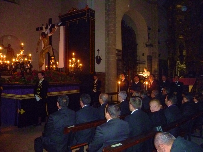 Momento del rezo del Vía Crucis oficial