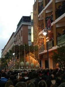 Huelva se vuelca con la Hermandad de la Esperanza en el Miércoles Santo. 