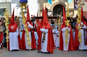 El blanco y el rojo, junto con el cíngulo hebreo a la cintura, son características de su vestimenta.