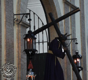 La Hermandad del Calvario procesiona el Lunes Santo en Huelva. / Foto: Hdad. del Calvario. 