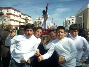 Los jóvenes costaleros portando el paso del Cristo