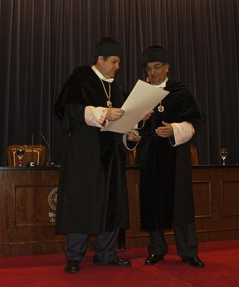 El rector de la Uhu, Francisco José Martínez, en el momento de la entrega de la medalla al rector de la Unia, Suárez Japón.