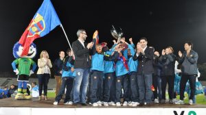 Uno de los equipos del Barcelona recibiendo el trofeo.