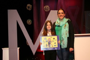 Mónica Dorado junto a la niña ganadora del concurso de dibujo.