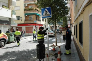 Los técnicos preparan la instalación de los pasos de peatones.