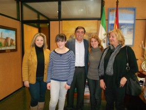 La joven premiada es felicitada por el delegado de Educación en Huelva.