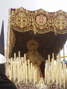 La Virgen del Rosario estrenará el Domingo de Ramos sobre manto y rostrillo. 