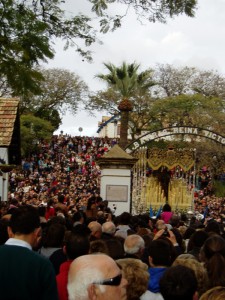 La Victoria entre multitud de onubenses