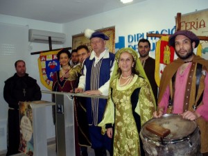 El alcalde de Palos ha presentado el acto vestido de época medieval.