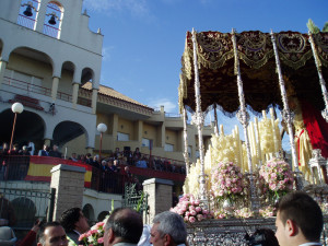 La Virgen de la Misericordia frente al Asilo