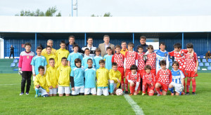 Los equipos participantes posan antes del inicio del torneo.