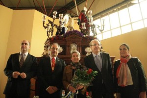 Pedro Rodríguez haciendo su ofrenda floral a la Hermandad de El Perdón.