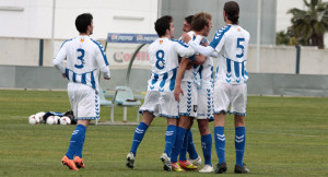 Los jugadores del Recre B celebran el primer gol de Jorge Merino. / Foto: Josele Ruiz.