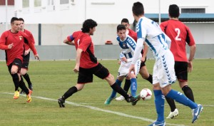 Gregorio Molina se tuvo que multiplicar en la defensa ante el acoso del Recre B. / Foto: Josele Ruiz.