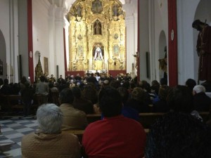 El acto, que contó con un numeroso público, contó con la música de la Banda de Cornetas y Tambores 'Santa María de la Granada' de Moguer.