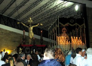 Los titulares de la cofradía refugiados de la lluvia en la Iglesia de El Carmen.