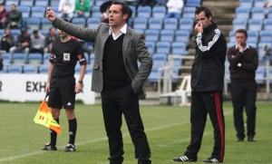 Sergi Barjuan da instrucciones a sus jugadores. / Foto: Josele Ruiz.