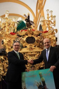 Momento de la ofrenda a la Hermandad de las Tres Caídas.