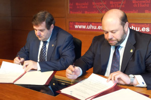 Momento de la firma del convenio por parte de Francisco José Martínez y Pablo Comas.