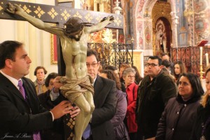 El Vía Crucis ha tenido que celebrarse en el interior del templo.