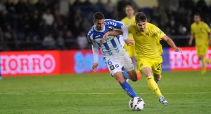 Montoro y Moi Gómez pugnan por la pelota en un lance del partido en El Madrigal. / Foto: Mediterráneo.