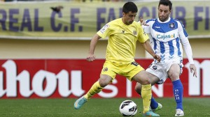 Costa y Arana pugnan por un balón en el partido del domingo en El Madrigal. / Foto: www.villarrealcf.es