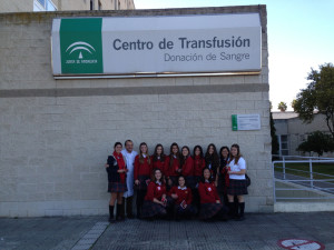 Un momento de la visita del colegio Tierrallana al Centro de Transfusión Sanguínea.