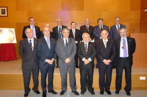 Foto de familia con el nuevo numerario, Emilio Pascual, en la Academia de Ciencias, Artes y Letras de Huelva.