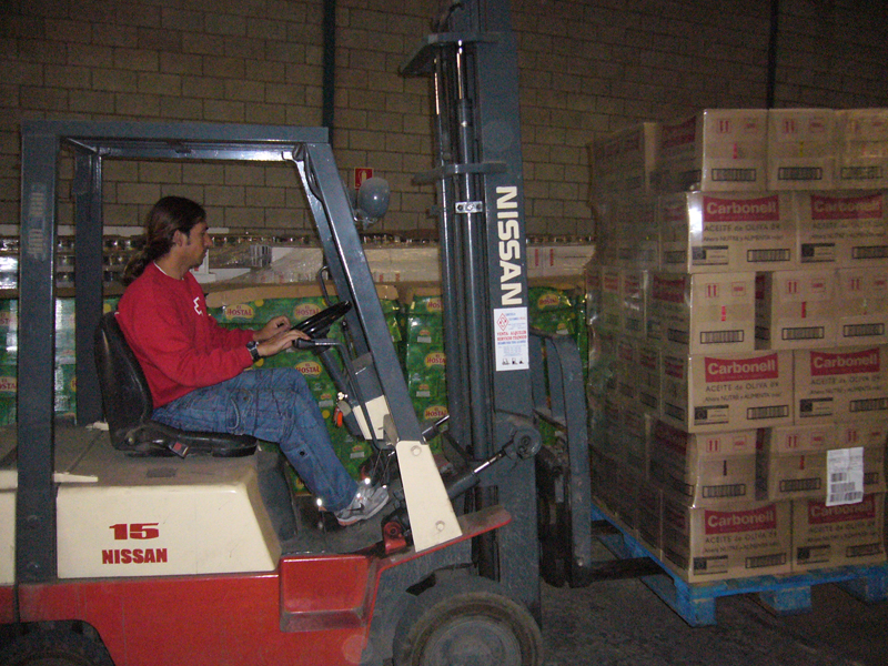 Reparto de alimentos en el centro de almacenamiento de Cruz Roja.