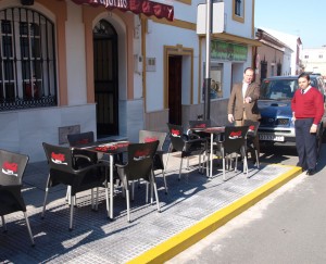 El alcalde, David Toscano, junto al concejal Pedro Yórquez visitando una de las zonas revitalizadas. 