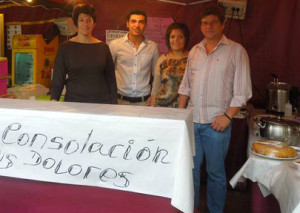 El joven Álvaro, con camisa blanca, colaborando con su Hermandad del Gran Poder de Lucena.