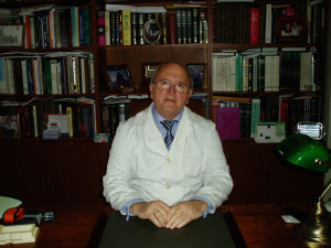 El doctor, Antonio Aguado, en su consulta.