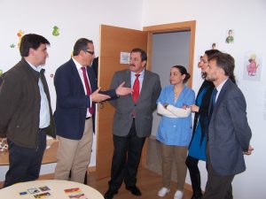 El delegado del Gobierno de la Junta de Andalucía en Huelva, José Fiscal, acompañado por la delegada territorial de Salud y Bienestar Social, Lourdes Martín, visita las instalaciones del centro de atención infantil temprana que la asociación Aspromin tiene en la capital.