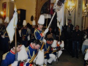 La estética de esta banda es muy característica de la Semana Santa de Huelva. 