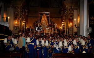 La Banda de La Salud, ante la Virgen del Rocío. 