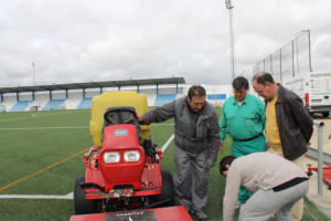 Limpieza del campo de césped artificial de Bollullos.