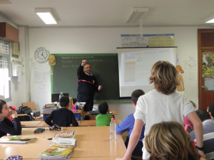 Los alumnos atienden a la actividad formativa. 