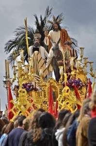 En este 2013 el Cristo estrenará una túnica de lanilla en color crudo y un mantolin de tela brocada en oro.