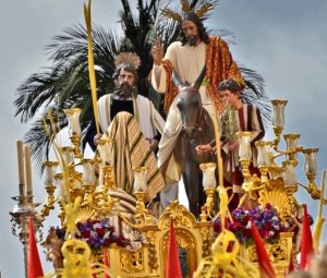 La Hermandad de la Borriquita es la primera en realizar el recorrido cofrade por las calles de Huelva