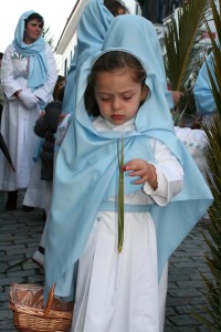 La ropa de niños y niñas marcó la procesión. 