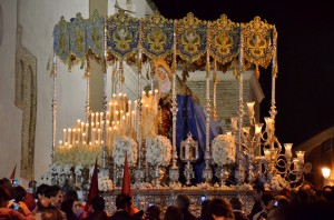 Nuestra Señora de los Ángeles es obra del escultor ayamontino Antonio León Ortega, de 1946.