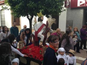 El acompañamiento a esta peculiar Borriquita sanjuanera ha sido numeroso. / Foto: Juan Antonio Ruiz.